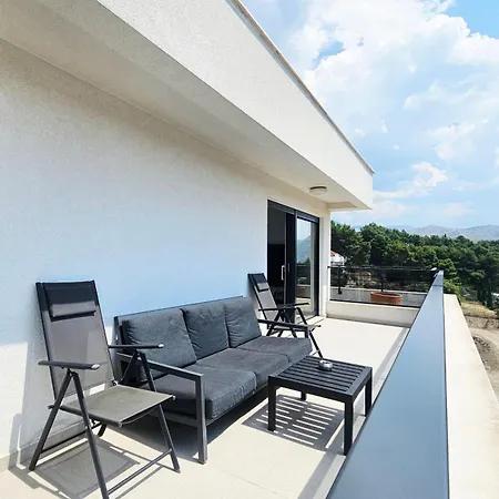 Ilari - Luxury 100m2 Penthouse, Terrace & View In *